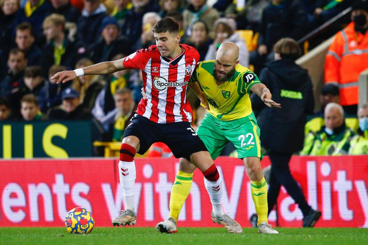 Jan Bednarek podczas meczu z Norwich City