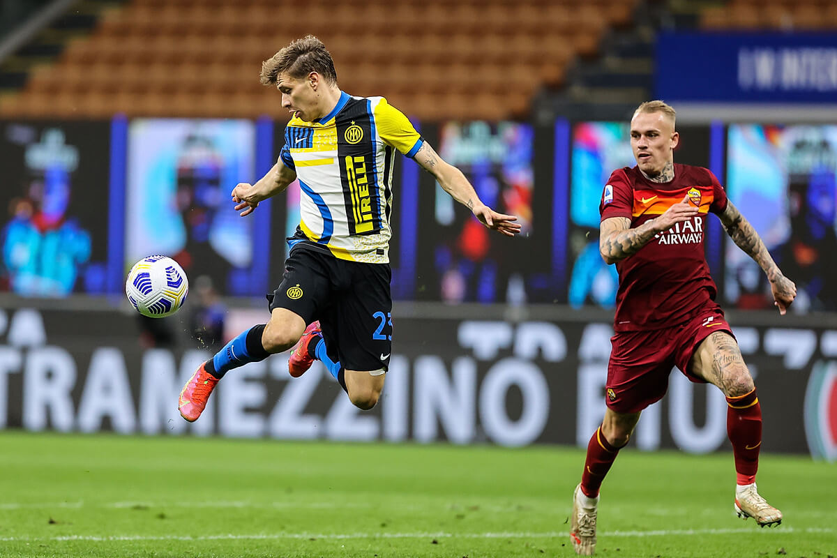 Nicolo Barella i obrońca AS Roma