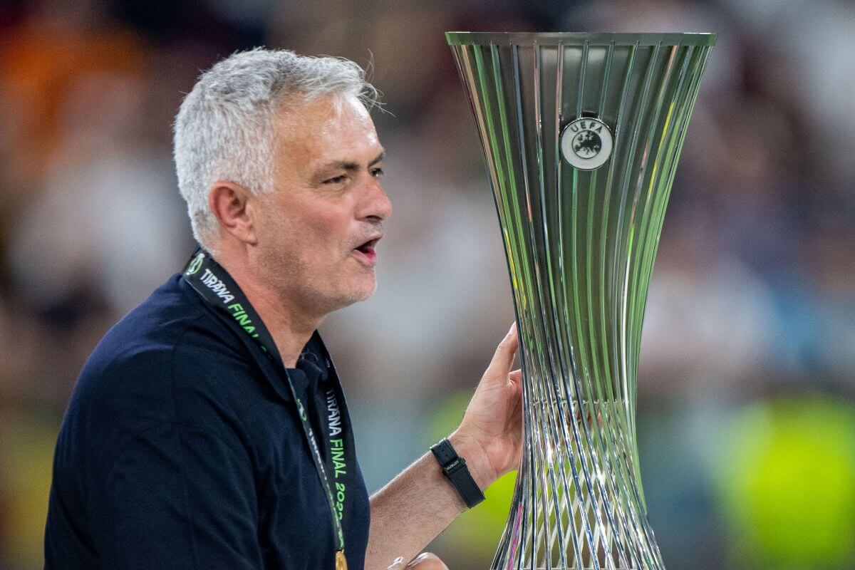 Jose Mourinho z trofeum za wygranie Ligi Konferencji