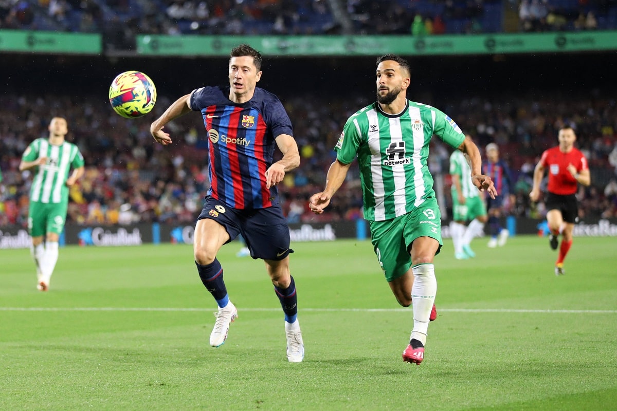 Robert Lewandowski i Martin Montoya (FC Barcelona - Real Betis)