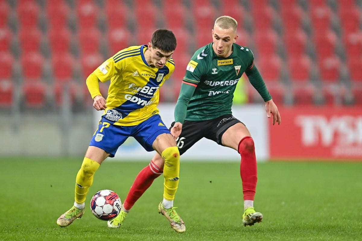 Olaf Kobacki (Arka Gdynia) i Jakub Budnicki (GKS Tychy)