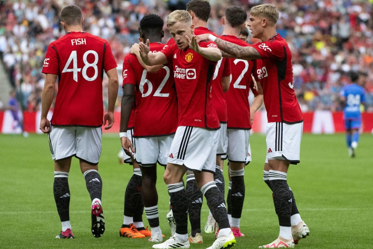 Donny van de Beek oraz piłkarze Manchesteru United