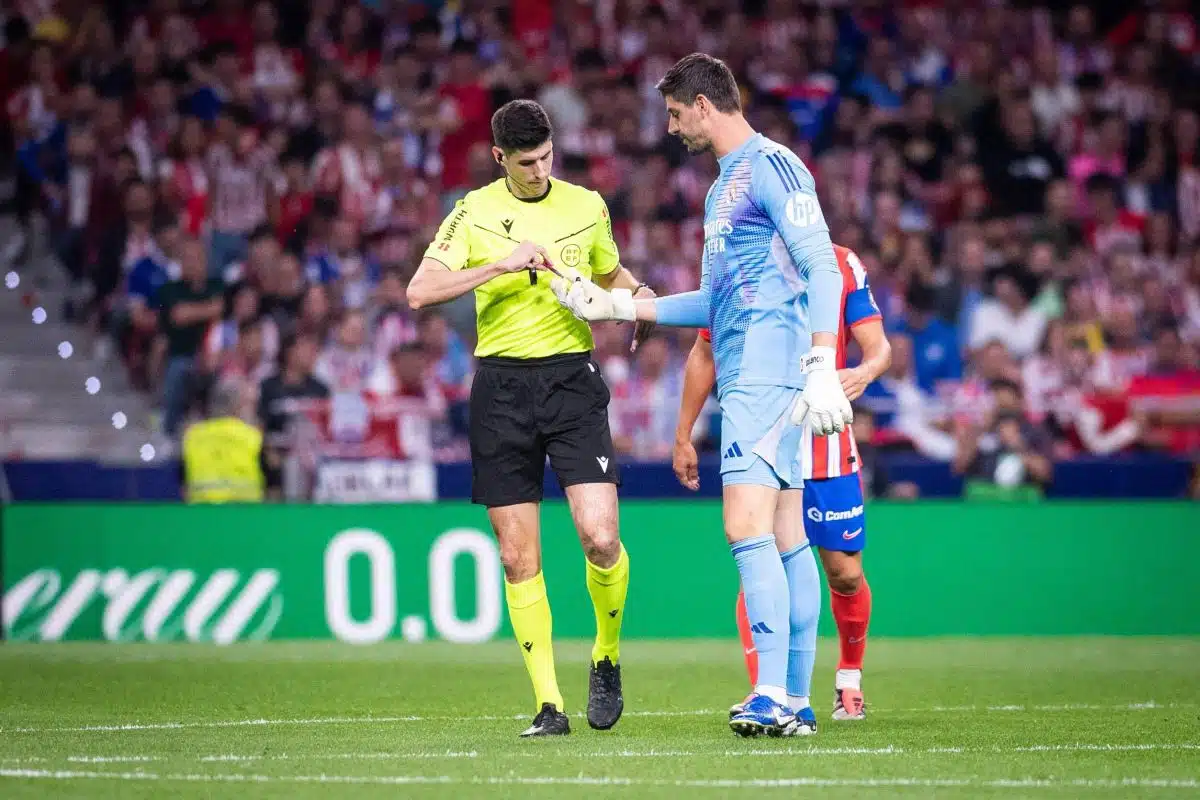 Courtois i sędzia Busquets Ferrer