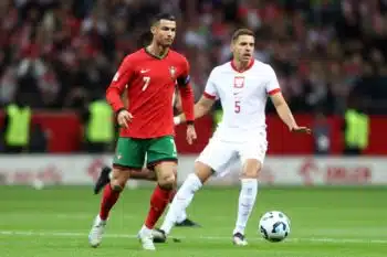 Cristiano Ronaldo oraz Jan Bednarek