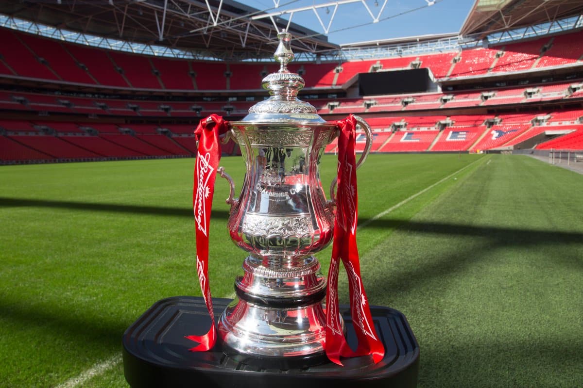 Trofeum za Puchar Anglii na londyńskim Wembley